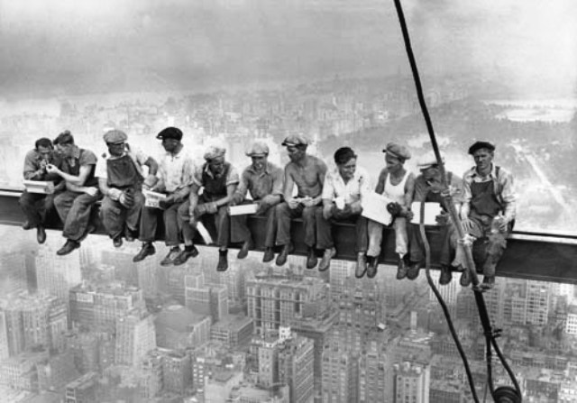 کارگران ساختمانی درحال غذا خوردن در نیویورک