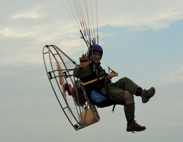 آموزش پرواز با پاراگلایدر و پاراموتور در اهواز بلوار ساحلی توسط آقایان امیری و یغمایی