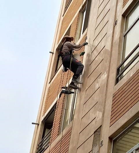 راپل کار تهران ، جلوگیری از سقوط سنگ آپارتمان بدون نیاز به داربست احمدرضا براتی