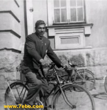 غلامرضا تختی با دوچرخه جلوی راه آهن تهران