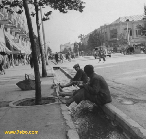   عکس های قدیمی و دیدنی شهر تهران ( طهران )Tehran, Iran,photoآب قنات جاری در خیابان های تهران