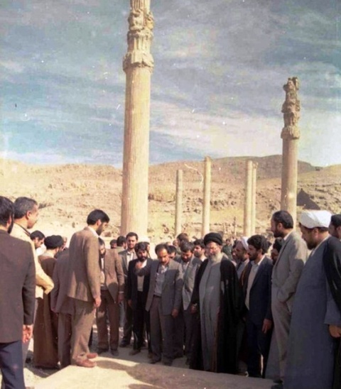 آقای خامنه ای در تخت جمشید سال 1367